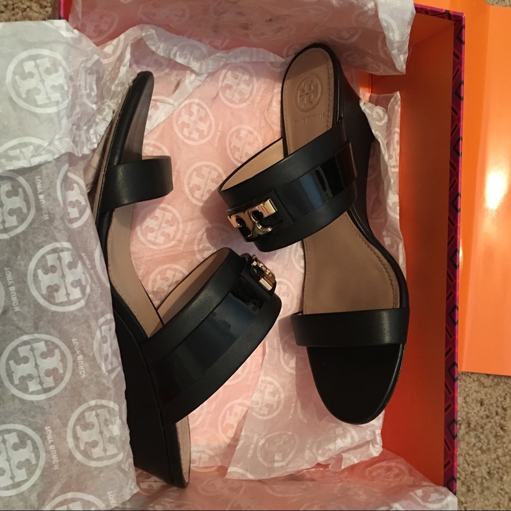 Like new only worn twice Tory Burch wedges